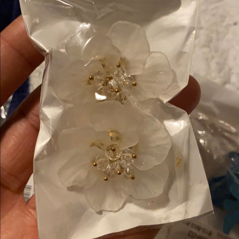 Flower post earrings - Picture 3 of 3
